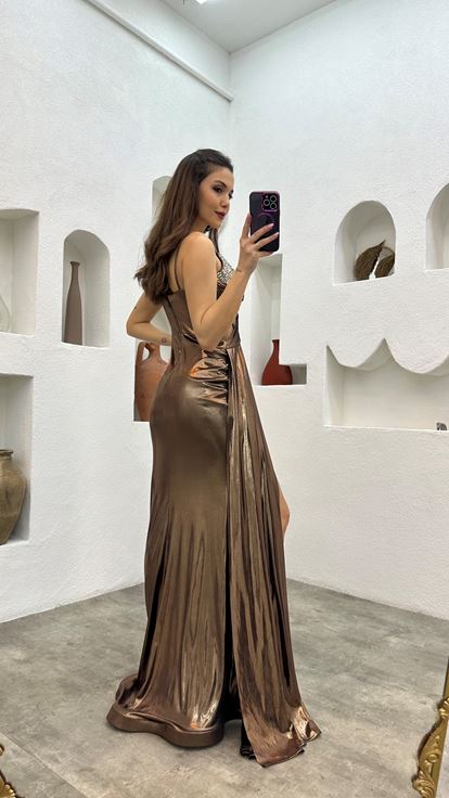 فستان سهرة من الساتان الشفاف ومطرز بحزام حبل بني