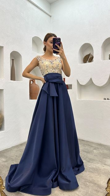 Vestido de noche de satén con cinturón azul marino