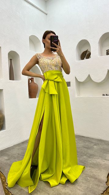 Robe de soirée en satin ceinturée brodée jaune