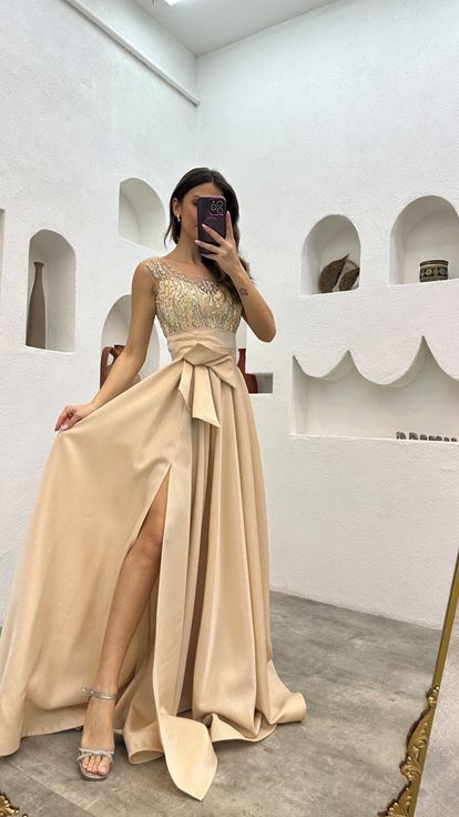 Bej Üzeri İşlemeli Kuşaklı Saten Abiye Elbise