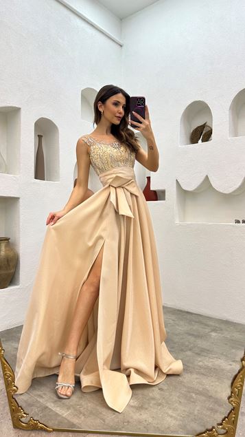 Robe de soirée en satin ceinturée brodée sur beige