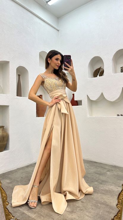 Bej Üzeri İşlemeli Kuşaklı Saten Abiye Elbise