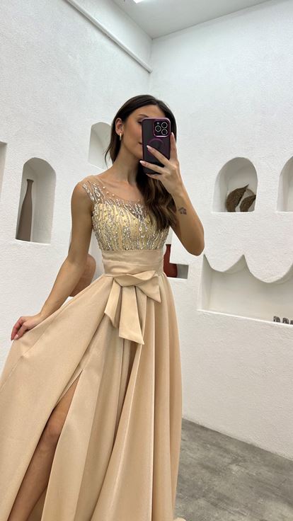 Bej Üzeri İşlemeli Kuşaklı Saten Abiye Elbise