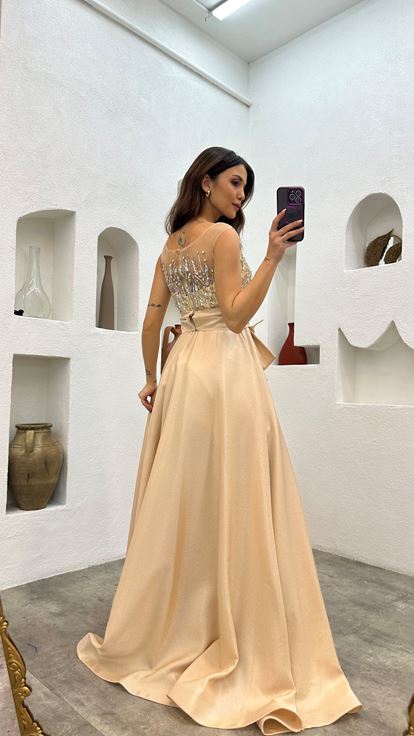 Bej Üzeri İşlemeli Kuşaklı Saten Abiye Elbise