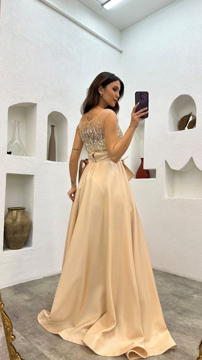 Bej Üzeri İşlemeli Kuşaklı Saten Abiye Elbise