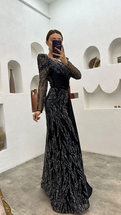 Abito da sera in raso nero ricamato  drappeggiato e con cintura 