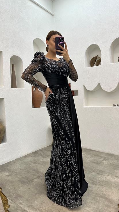 Abito da sera in raso nero ricamato  drappeggiato e con cintura 