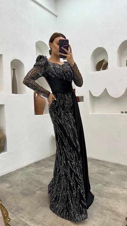 Abito da sera in raso nero ricamato  drappeggiato e con cintura 