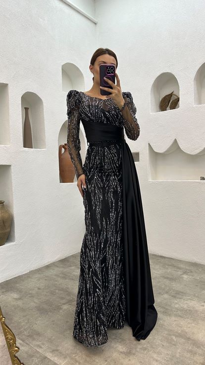 Abito da sera in raso nero ricamato  drappeggiato e con cintura 