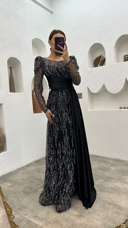 Abito da sera in raso nero ricamato  drappeggiato e con cintura 