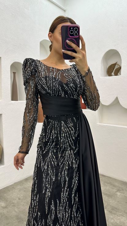 Abito da sera in raso nero ricamato  drappeggiato e con cintura 