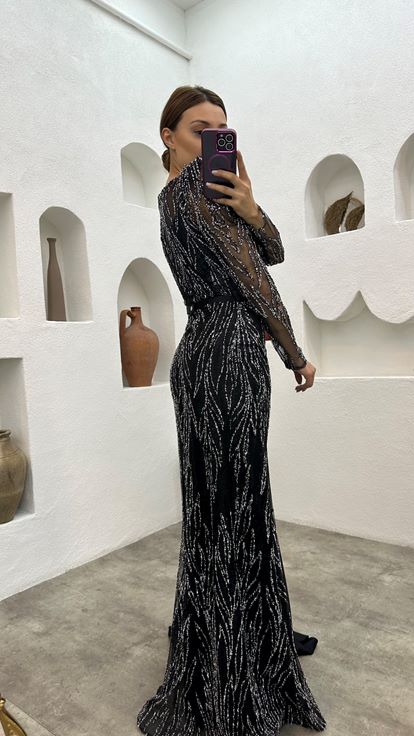 Abito da sera in raso nero ricamato  drappeggiato e con cintura 