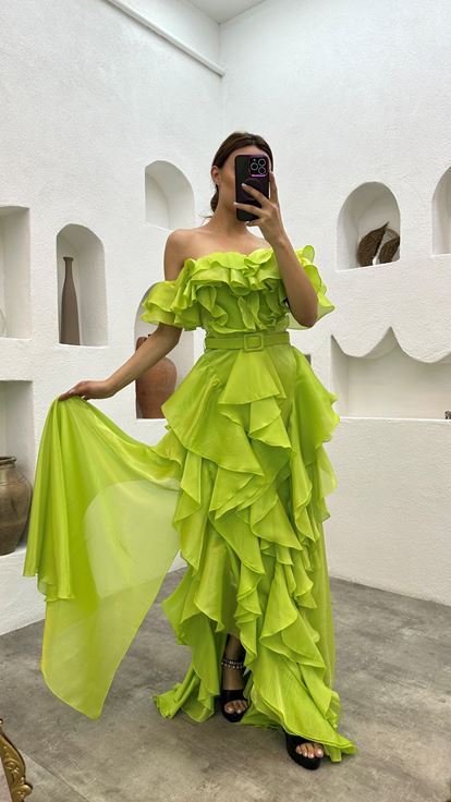 فستان سهرة من الساتان بحزام أصفر اللون