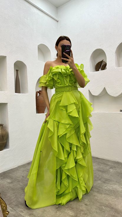 فستان سهرة من الساتان بحزام أصفر اللون