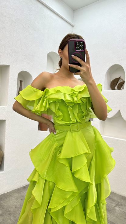 فستان سهرة من الساتان بحزام أصفر اللون