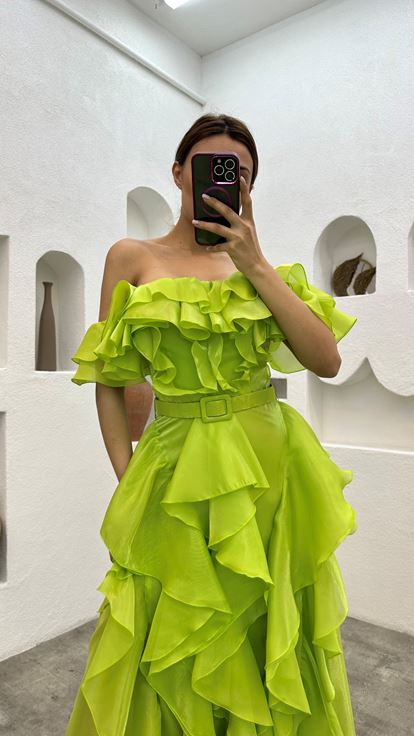 فستان سهرة من الساتان بحزام أصفر اللون