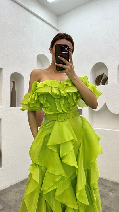 فستان سهرة من الساتان بحزام أصفر اللون