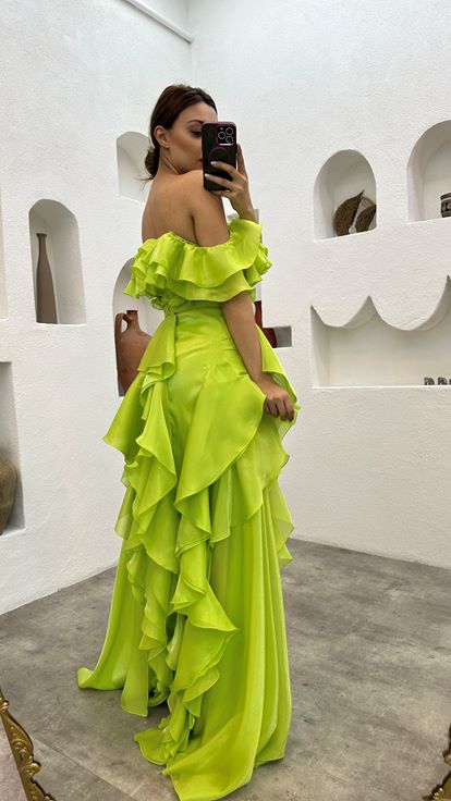 فستان سهرة من الساتان بحزام أصفر اللون