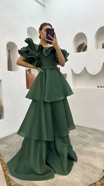 Vestido de noche de satén con volantes de un hombro esmeralda