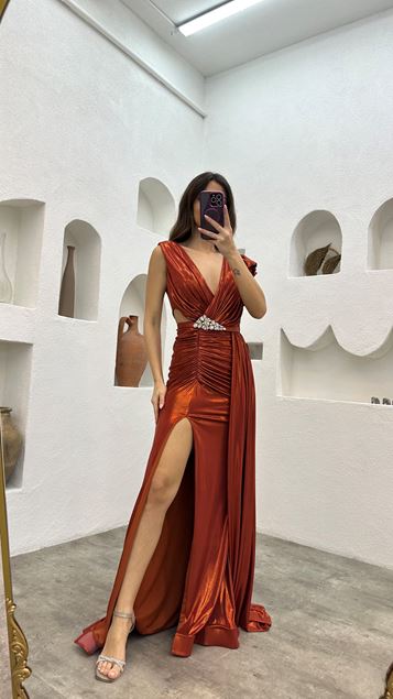 Abito da sera in raso arricciato con spilla a piastrelle