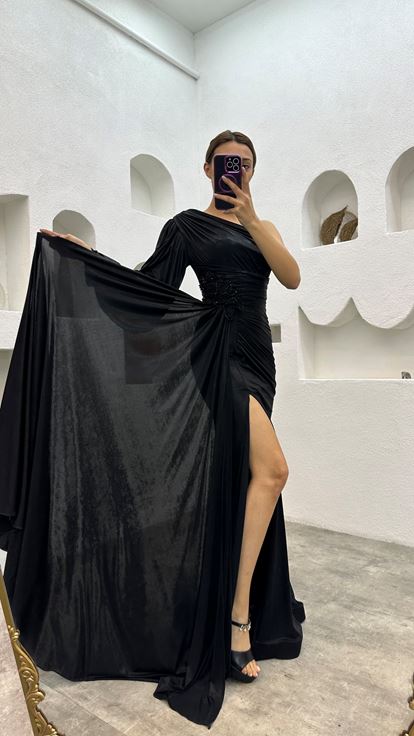 Schwarzes, einärmeliges Abendkleid aus gerafftem Satin mit Broschendetails