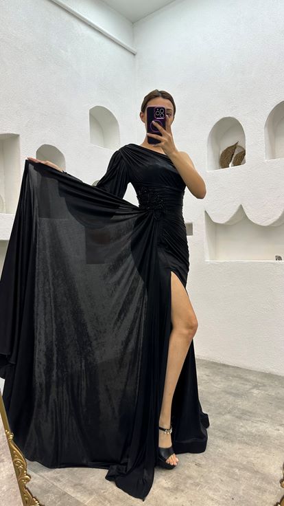 Schwarzes, einärmeliges Abendkleid aus gerafftem Satin mit Broschendetails