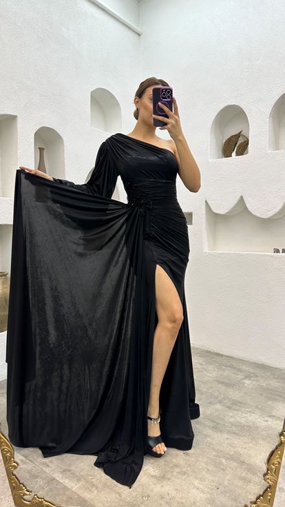 Schwarzes, einärmeliges Abendkleid aus gerafftem Satin mit Broschendetails