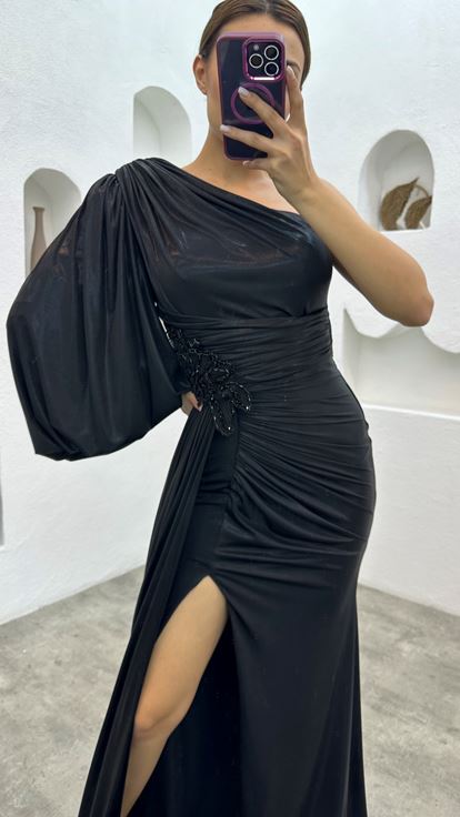 Schwarzes, einärmeliges Abendkleid aus gerafftem Satin mit Broschendetails