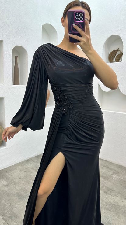 Schwarzes, einärmeliges Abendkleid aus gerafftem Satin mit Broschendetails