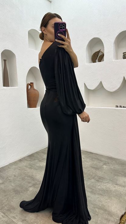 Schwarzes, einärmeliges Abendkleid aus gerafftem Satin mit Broschendetails