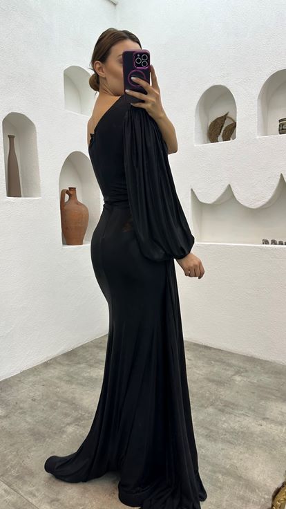 Schwarzes, einärmeliges Abendkleid aus gerafftem Satin mit Broschendetails