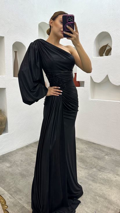 Schwarzes, einärmeliges Abendkleid aus gerafftem Satin mit Broschendetails