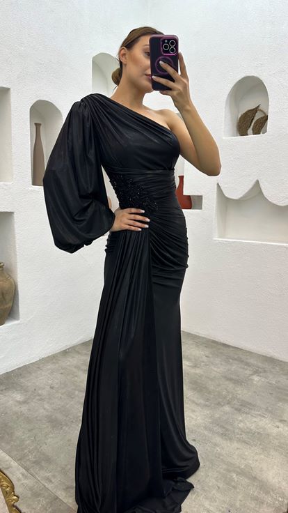 Schwarzes, einärmeliges Abendkleid aus gerafftem Satin mit Broschendetails