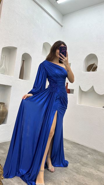 Robe de soirée en satin froncée avec broche à manches simples Saks