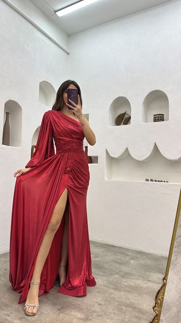 أحمر كم واحد تفاصيل بروش مطوي فستان سهرة ساتان