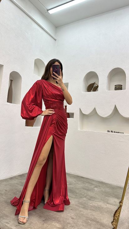 أحمر كم واحد تفاصيل بروش مطوي فستان سهرة ساتان