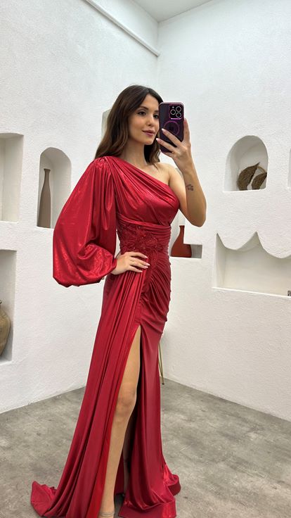 أحمر كم واحد تفاصيل بروش مطوي فستان سهرة ساتان