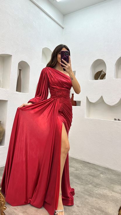 أحمر كم واحد تفاصيل بروش مطوي فستان سهرة ساتان
