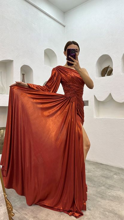 Abito da sera in raso arricciato con dettaglio spilla a manica singola piastrellata