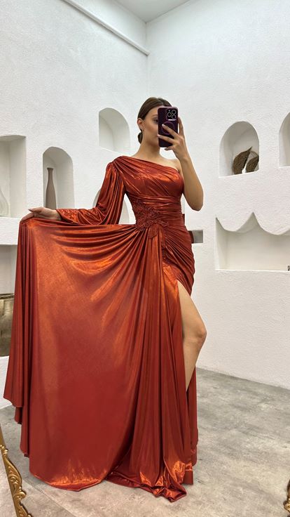 Abito da sera in raso arricciato con dettaglio spilla a manica singola piastrellata