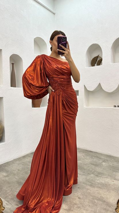 Abito da sera in raso arricciato con dettaglio spilla a manica singola piastrellata