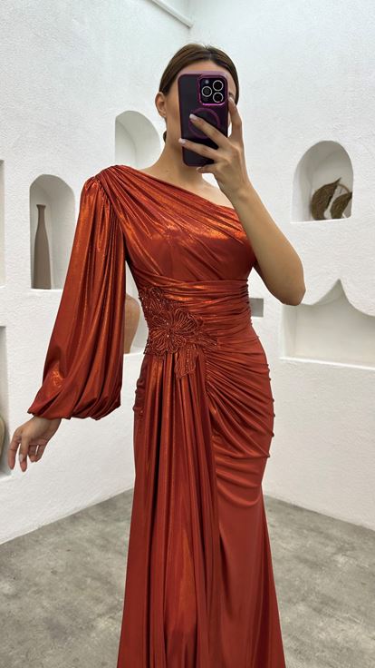 Abito da sera in raso arricciato con dettaglio spilla a manica singola piastrellata