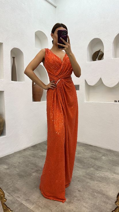 Abito da sera arancione di paillettes con coulisse in vita
