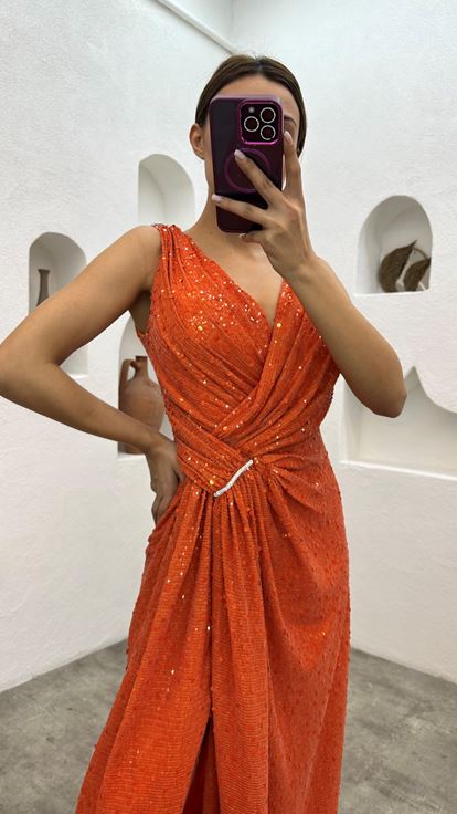 Abito da sera arancione di paillettes con coulisse in vita
