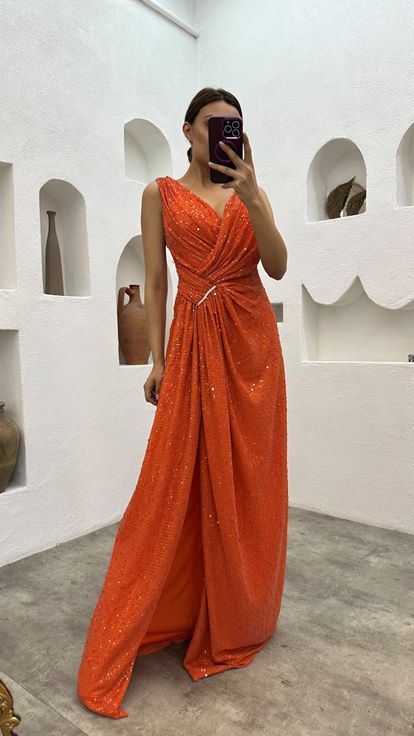 Abito da sera arancione di paillettes con coulisse in vita