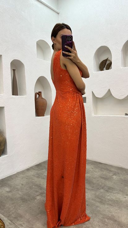 Abito da sera arancione di paillettes con coulisse in vita