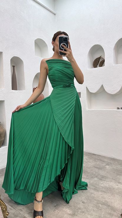 Yeşil Kemerli Piliseli Saten Abiye Elbise