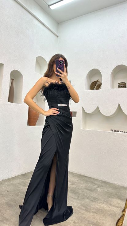 Abito da sera in raso nero con dettagli in piume e cintura drappeggiata 