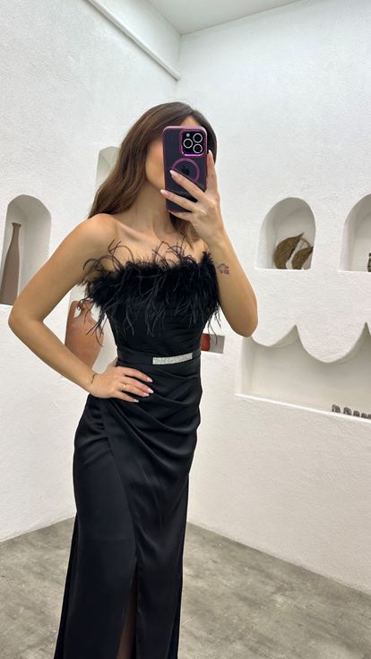 Abito da sera in raso nero con dettagli in piume e cintura drappeggiata 