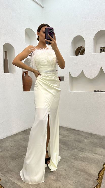 فستان سهرة أبيض من الساتان مزين بتفاصيل من الريش وحزام منسدل